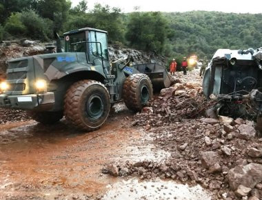 Συνδρομή του Στρατού Ξηράς σε Νέα Πέραμο και Μάνδρα Αττικής μετά την φονική θεομηνία (φωτό)